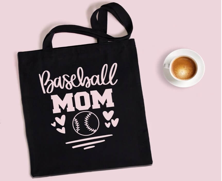 Inscription Baseball Mom on the black bag.