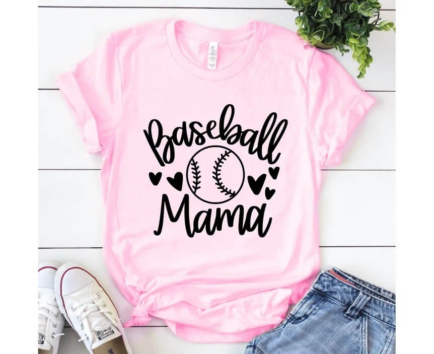 Inscription Baseball Mom on the pink t-shirt.