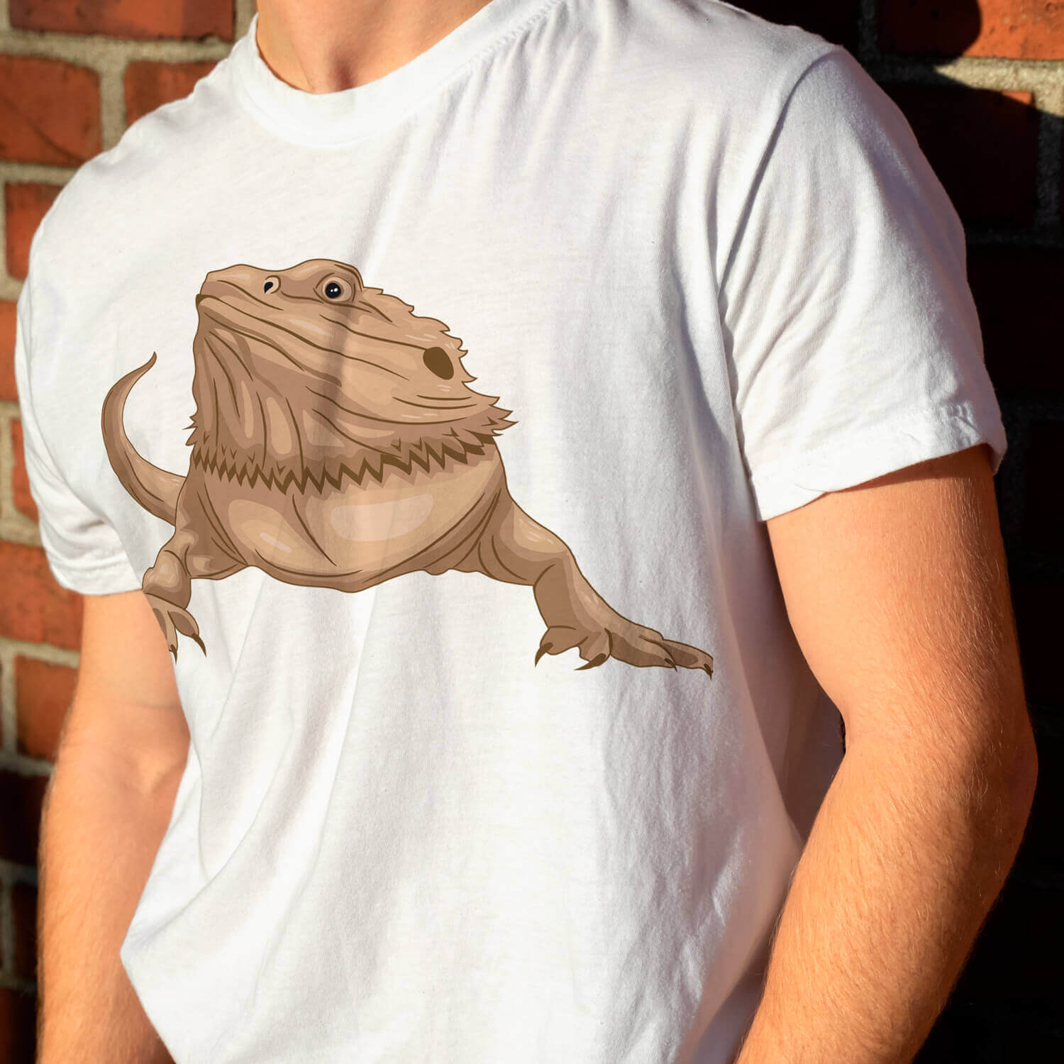 A huge bearded dragon is drawn on a white T-shirt.