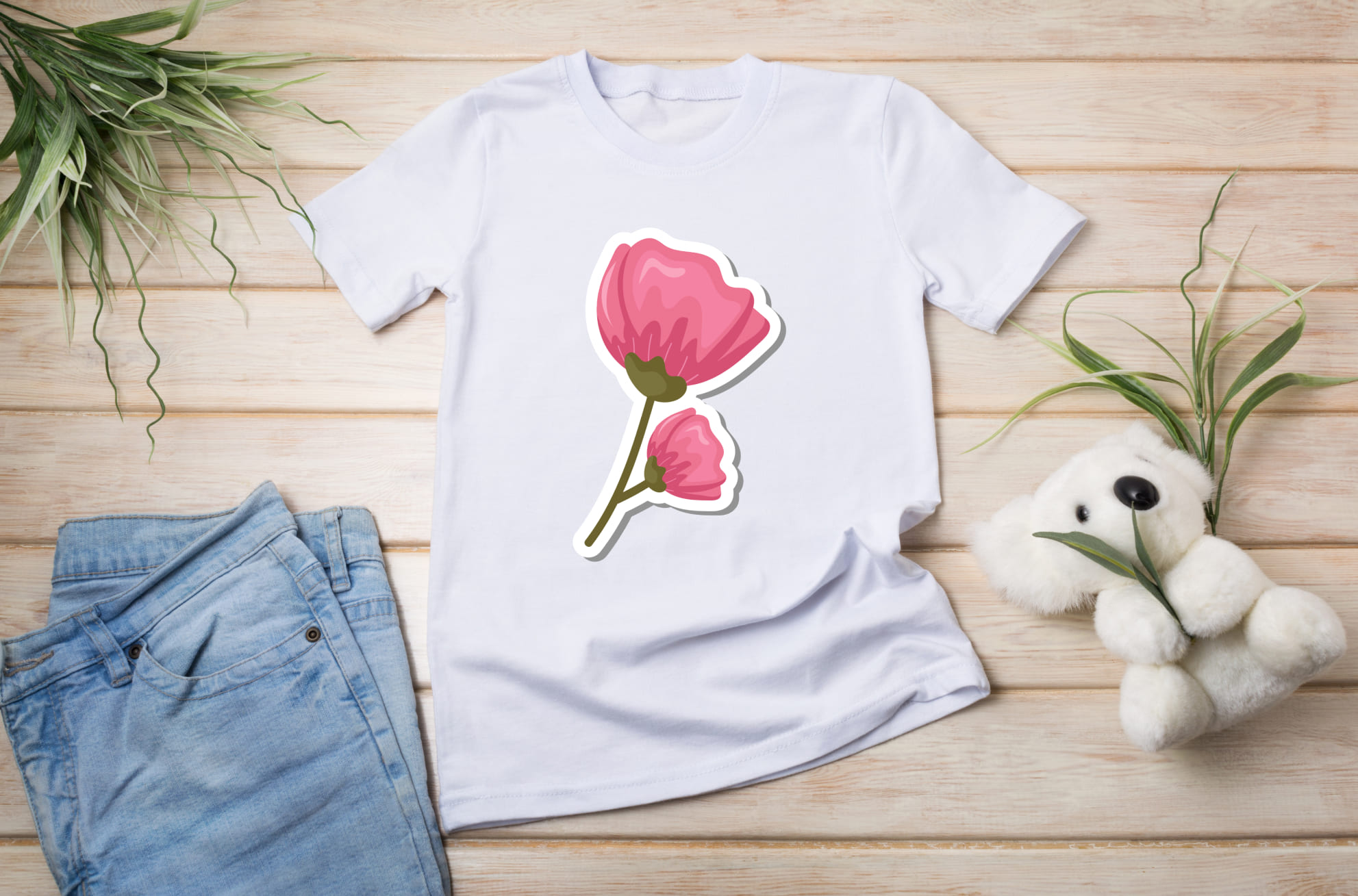 T-shirt white with tulips.