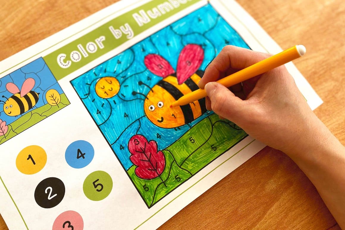 Drawing of a bee by numbers.