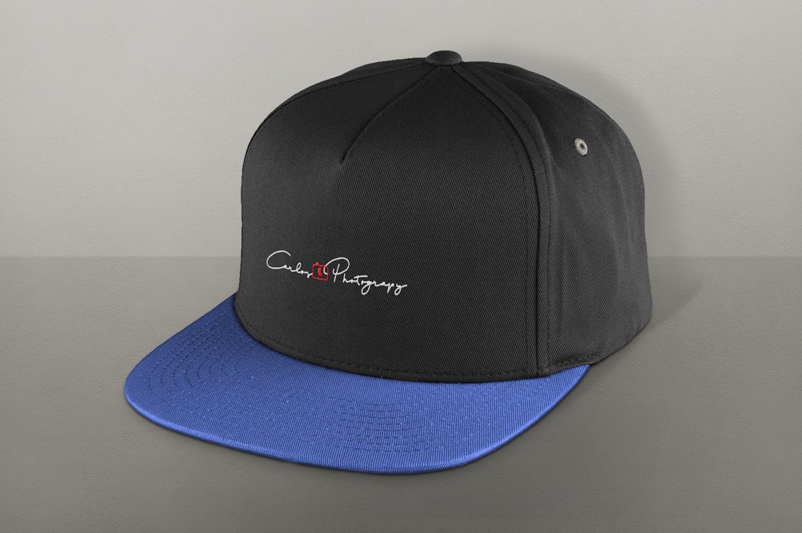 Cap with a print.