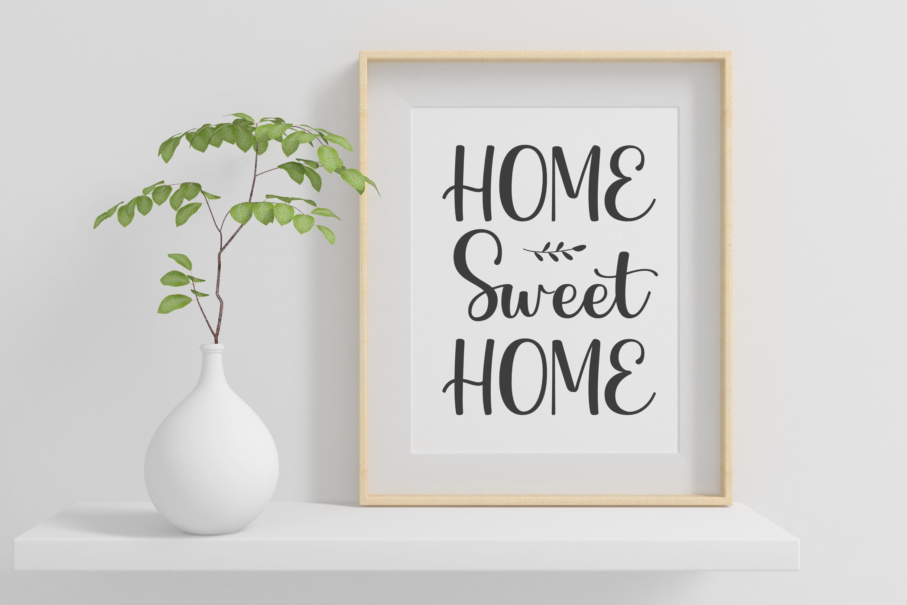 The inscription on a white background in a beige frame: Home Sweet Home.