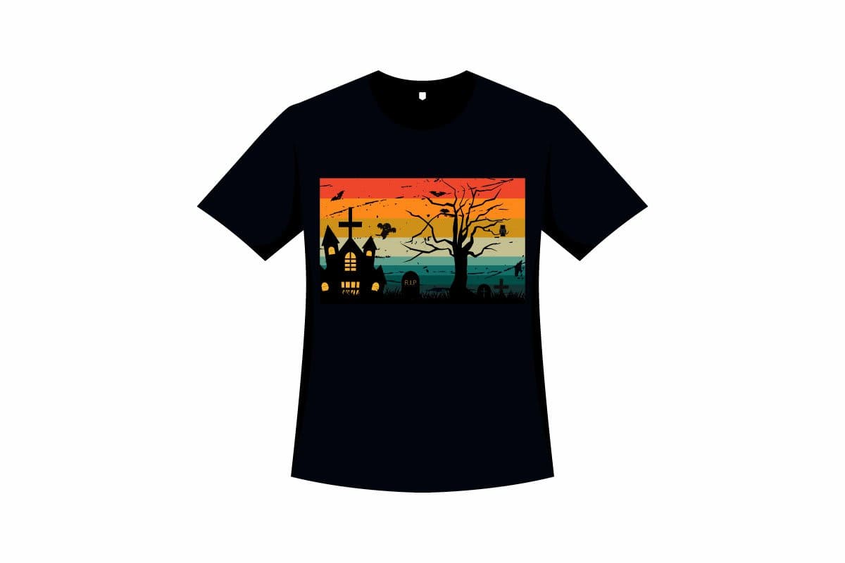 Black t-shirt with the image of a tree on which bats and other elements of Halloween are sitting.
