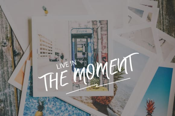 "Live in the moment" on the background of cards with the image of summer vacation.