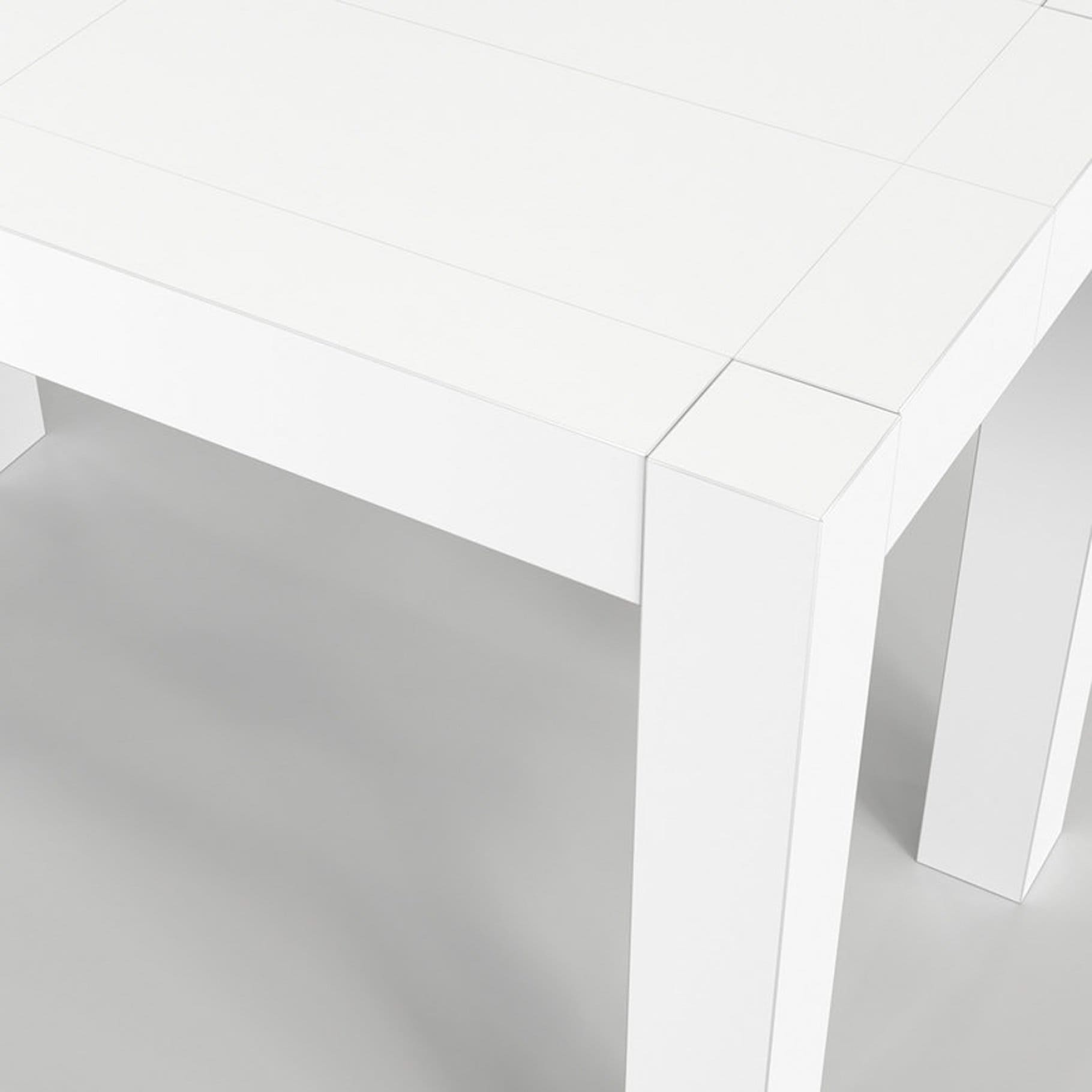 A close-up of the leg of the 3D model of the table.