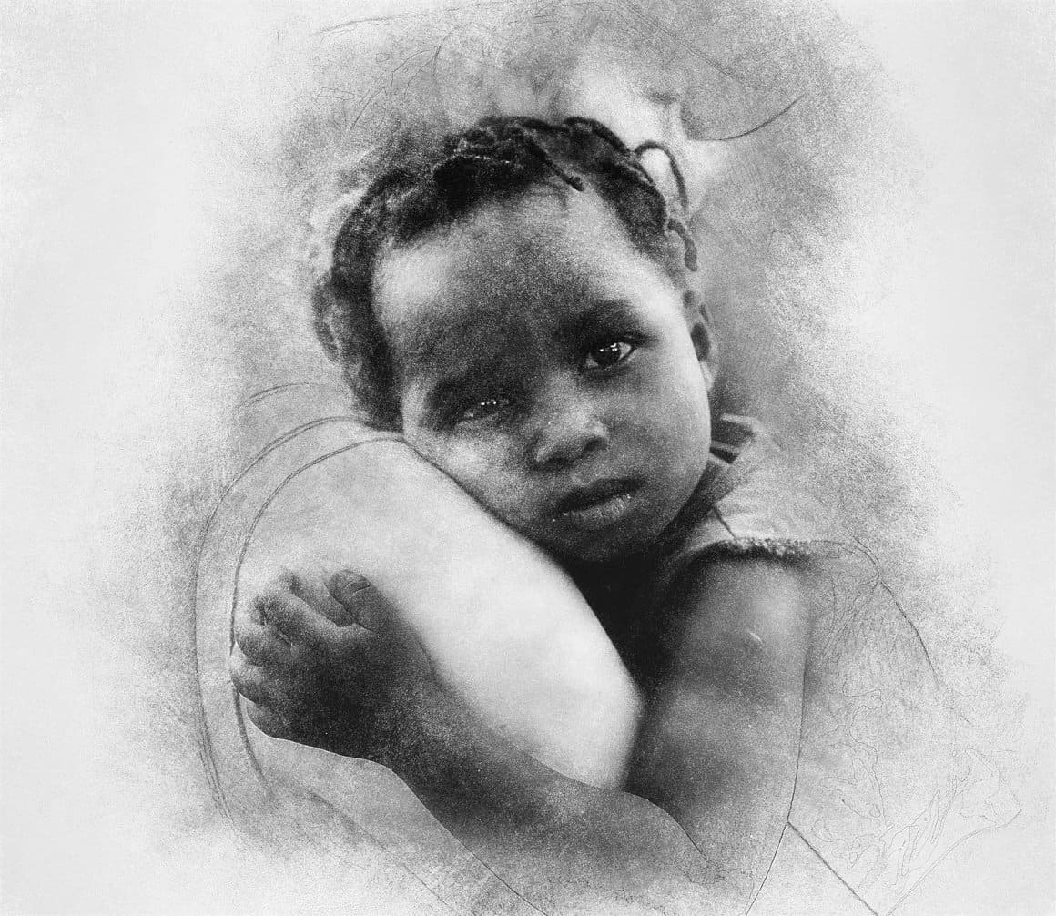 A woman with a child is drawn with a pencil, the drawing emphasizes the contrast.